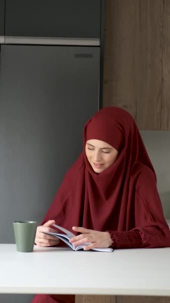 Muslimische Junge Frau Hijab Trinkt Kaffee Und Liest Hause Der — Stockvideo