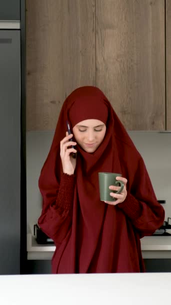 Muslimische Junge Frau Hijab Trinkt Kaffee Und Spricht Hause Der — Stockvideo