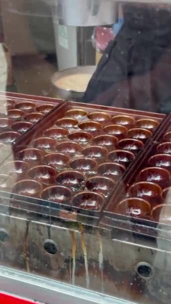 Tanınmayan Satıcı Japonya Osaka Takoyaki Pişirmek Için Kalıba Karışımı Ekliyor — Stok video