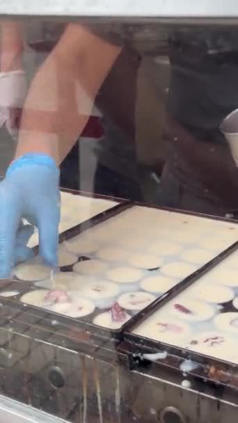Tanınmayan Satıcı Japonya Osaka Takoyaki Pişirmek Için Karışıma Ahtapot Ekliyor — Stok video