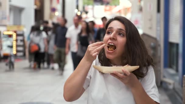 Spaanse Jonge Vrouw Eten Takoyaki Kijken Naar Camera Dotonbori Straat — Stockvideo