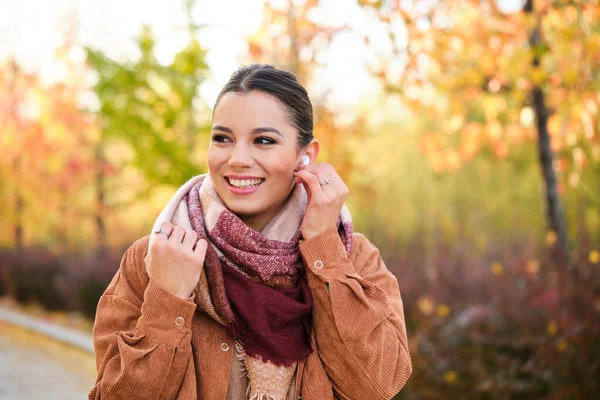 Кавказька Молода Жінка Яка Слухає Музику Навушниками Посміхаються Восени — стокове фото