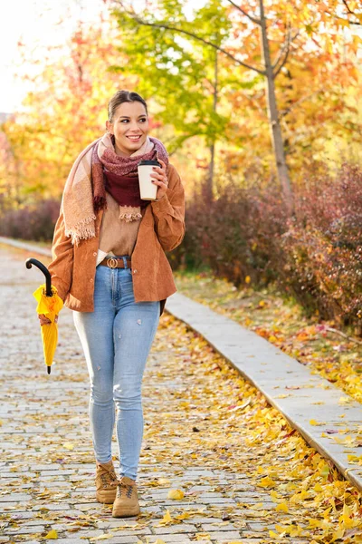 Vit Ung Kvinna Med Gult Paraply Och Kaffe Gatan Hösten — Stockfoto