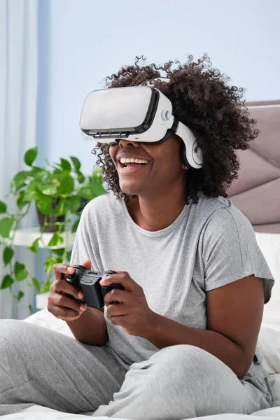 Giovane Donna Colore Sperimenta Realtà Virtuale Videogiochi Sul Letto Mattino — Foto Stock