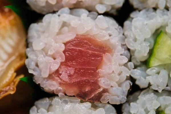 Tuńczyk Maki Wybór Urozmaiconych Japońskich Sushi Maki Ogórek Węgorz — Zdjęcie stockowe