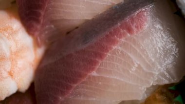 Japon suşisi çeşitliliğinde karides nigiri. Sarı kuyruklu, kalamar, ton balığı, ahtapot..