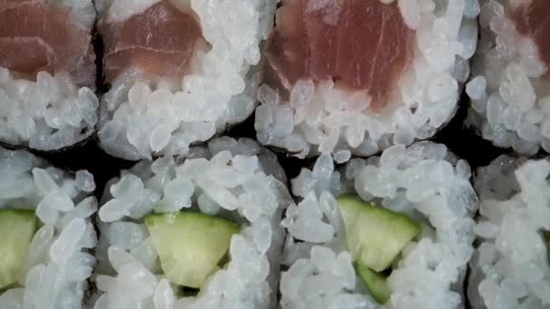 Bovenaanzicht Van Kappa Maki Tonijn Roll Japanse Sushi — Stockvideo
