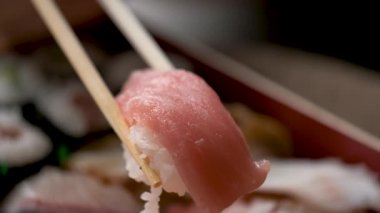 Çeşitli Japon suşisine ton balıklı nigiri sosu ekliyorum..