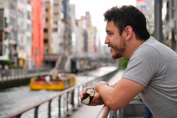 Turista Comiendo Onigiri Bola Forma Cono Arroz Blanco Envuelto Con — Foto de Stock