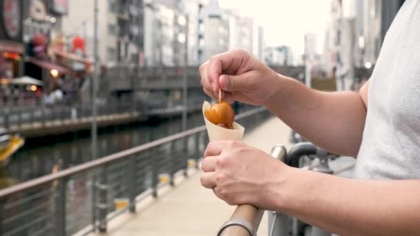 Tourist Eating Mitarashi Dango Traditional Japanese Rice Dumplings Smothered Sweet — Stock Video