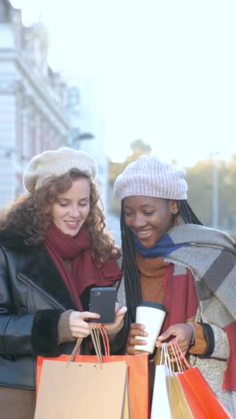 Deux Amies Multiraciales Utilisant Téléphone Portable Pendant Leurs Achats Dans — Video