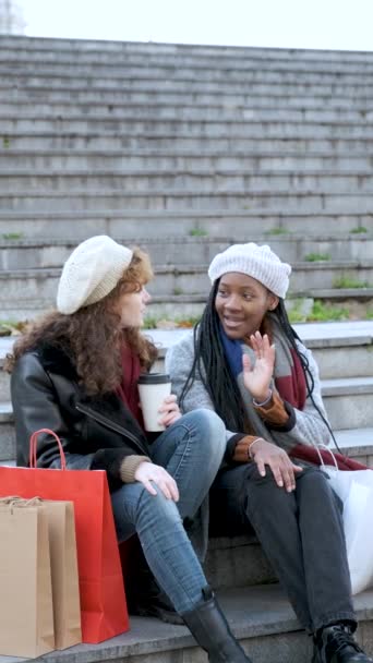 Дві Багаторасові Друзі Жінки Дивляться Одяг Який Вони Купили Після — стокове відео