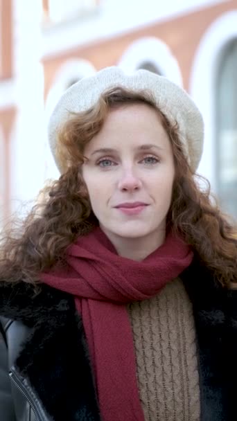 Portrét Mladé Bělošky Dívající Kameru Usmívající Zimě — Stock video