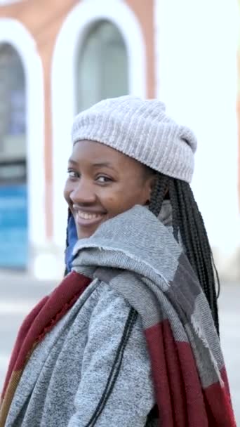Porträt Einer Jungen Afrikanerin Mit Heterochromie Die Winter Die Kamera — Stockvideo