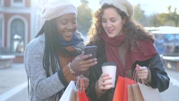 Дві Багаторасові Друзі Жінки Використовують Мобільний Телефон Під Час Покупки — стокове відео
