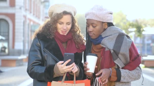Deux Amies Multiraciales Prenant Selfie Avec Smartphone Tout Faisant Shopping — Video