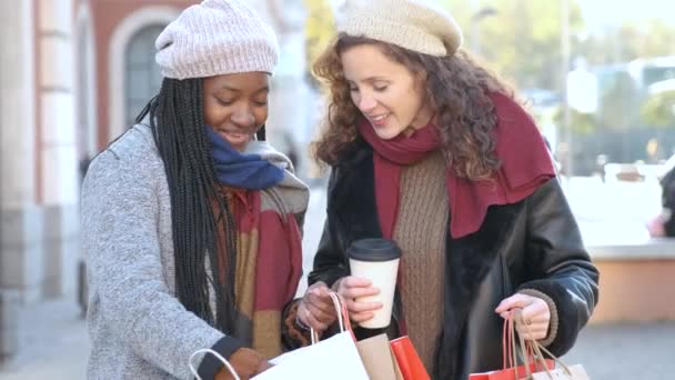 Két Multiracionális Női Barát Keresi Ruhákat Amiket Télen Vásároltak — Stock videók