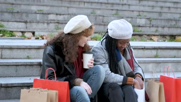 Dvě Multiraciální Přítelkyně Hledá Oblečení Které Koupili Nakupování Zimě — Stock video