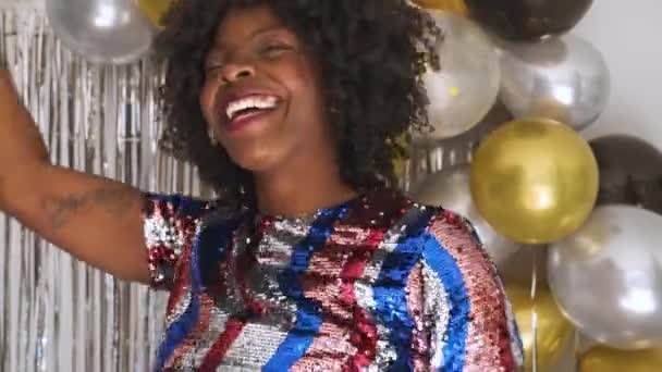 Afrikanerin Tanzt Bei Silvesterparty Mit Konfetti — Stockvideo
