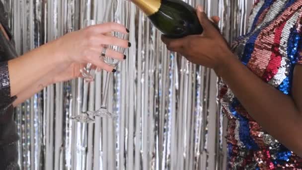 Nierozpoznawalne Kobiety Serwujące Kieliszki Szampana Butelki Świętujące Nowy Rok Sylwestra — Wideo stockowe