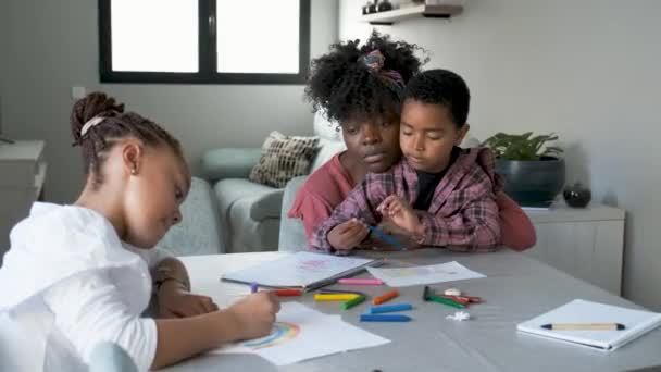 Mãe Africana Pintando Com Seu Filho Sobrinha Durante Tempo Livre — Vídeo de Stock