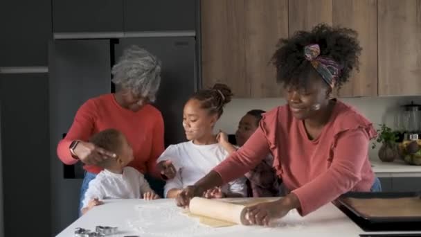 Африканская Счастливая Семья Играет Мукой Выкатывает Тесто Печенья Скалкой Кухне — стоковое видео