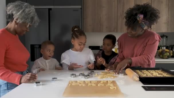 Afrikaanse Familie Snijden Koekjesvormen Een Koekjesdeeg Keuken Horizontale Uitgebreide Familie — Stockvideo