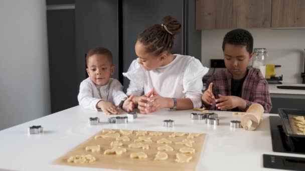 African Family Cutting Cookie Shapes Cookie Dough Kitchen Horizontal Extended — Stockvideo