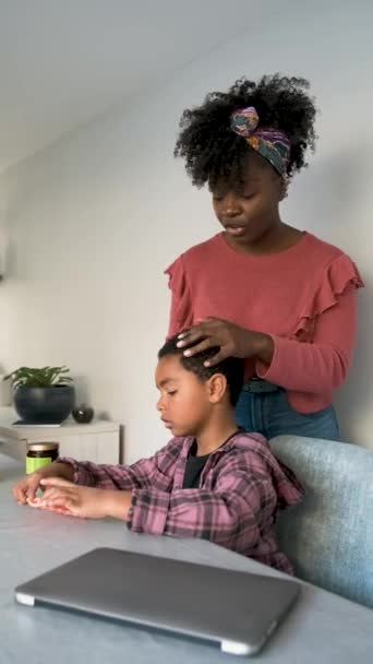 Afrikansk Mor Styla Sin Son Hår Med Olja Och Afro — Stockvideo