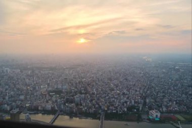 Tokyo şehrinin gün batımı zaman çizelgesi Tokyo gökağacı kulesinden.
