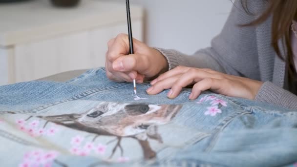 Mujer Irreconocible Pintando Diseño Ciervo Flores Una Chaqueta Mezclilla Expresión — Vídeo de stock