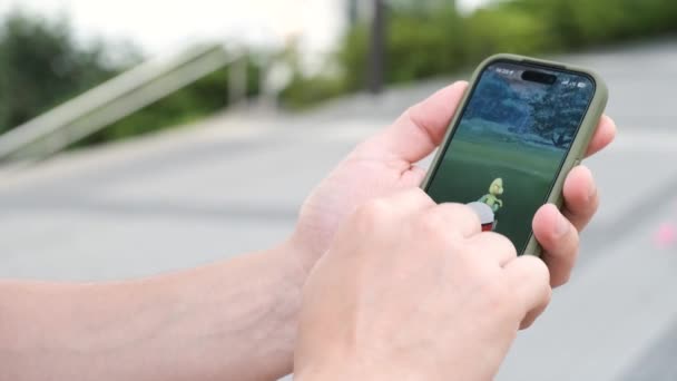 Τόκιο Ιαπωνία Ιουνίου 2023 Πρόσωπο Συλλαμβάνει Μια Lotad Παίζοντας Pokemon — Αρχείο Βίντεο