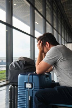 Narita havaalanında ağlayan bir adam uçuşu iptal edildiği için hayal kırıklığına uğramış..