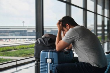 Narita havaalanında sinirli bir adam vardı. Uçağı iptal edildiği için sinirliydi..