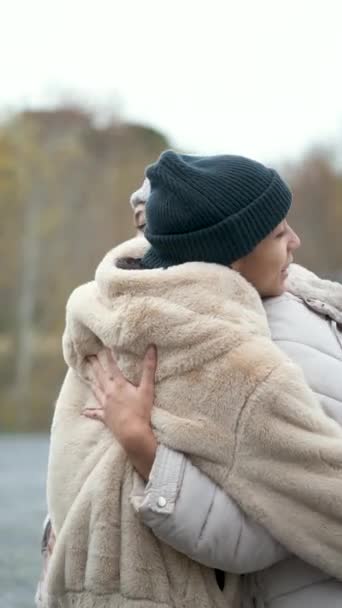 ドミニカのレズビアンカップル抱擁で愛情と愛で通りで冬の日 — ストック動画