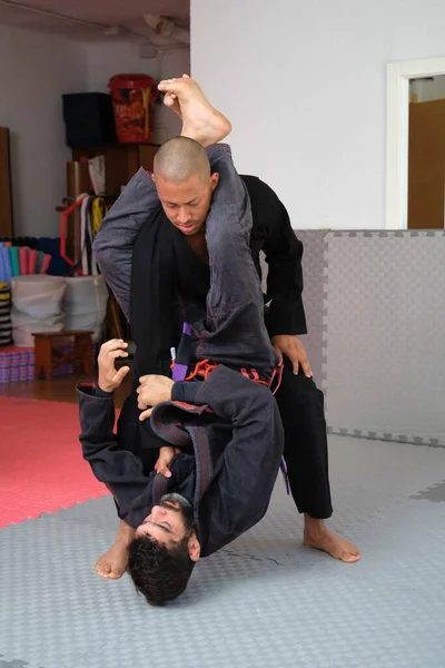 Dva Muži Cvičí Brazilské Jiu Jitsu Zápasení Akademii Trénink Bjj — Stock fotografie