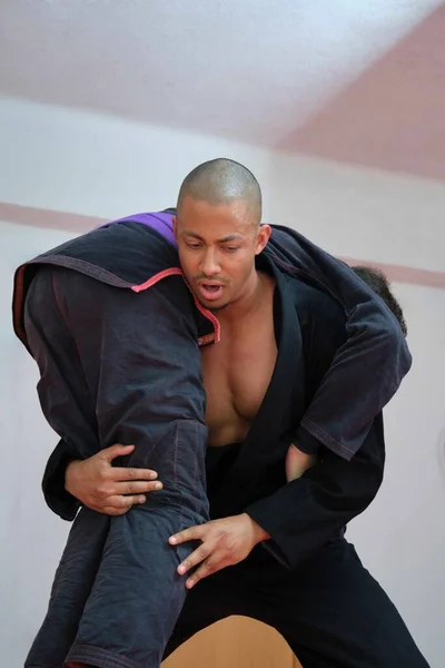 Due Uomini Che Praticano Jiu Jitsu Brasiliano Combattendo All Accademia — Foto Stock