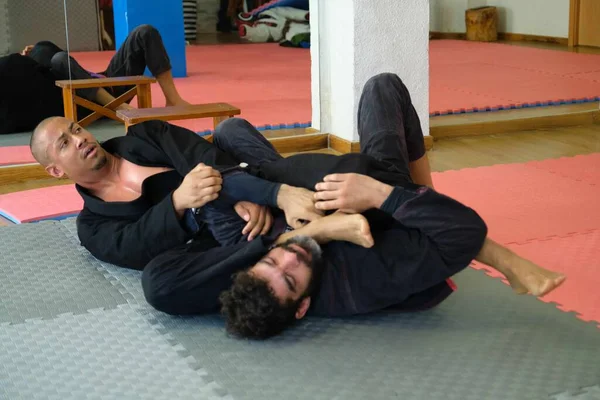 Deux Hommes Pratiquant Jiu Jitsu Brésilien Luttent Académie Formation Bjj — Photo