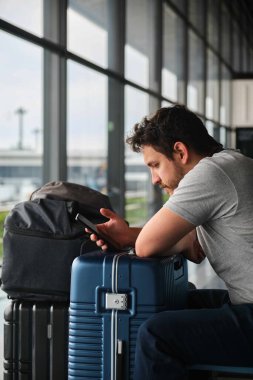 Narita Havaalanı 'nda akıllı telefonunu kontrol eden adam..