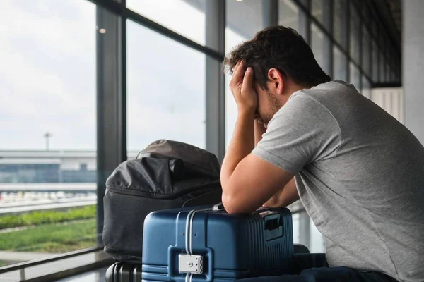 Narita havaalanında ağlayan bir adam uçuşu iptal edildiği için hayal kırıklığına uğramış..