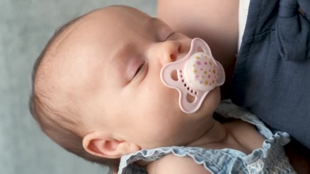 白人1个月大的女婴 抱着奶嘴睡在妈妈怀里 — 图库视频影像