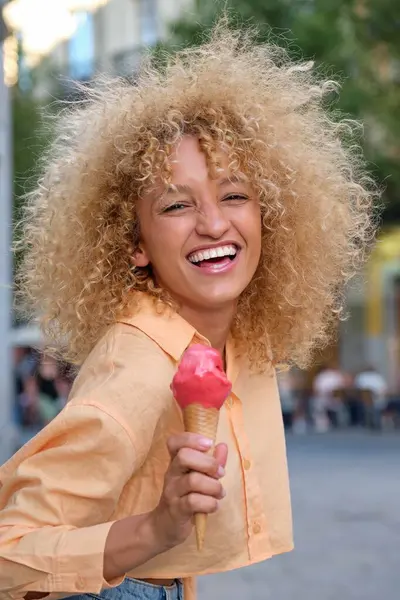 夏にイチゴのアイスクリームで笑うブラジルの若い女性 — ストック写真