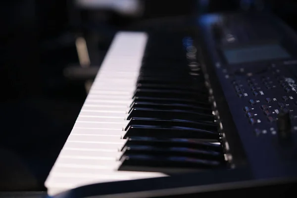 Bir Klavye Sentezleyicisi Piyanosunu Kapat Boşluğu Kopyala — Stok fotoğraf