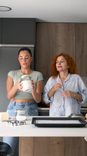Anya Lánya Elmagyarázza Vajas Sütik Receptjét Jelnyelvvel — Stock videók