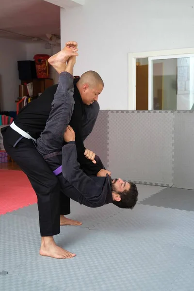 Двое Мужчин Практикуют Бразильскую Борьбу Джиу Джитсу Школе Тренинг Bjj — стоковое фото
