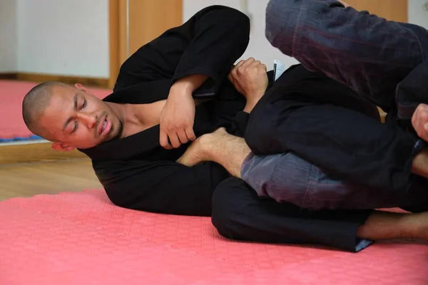 Dva Muži Cvičí Brazilské Jiu Jitsu Škole Trénink Bjj — Stock fotografie
