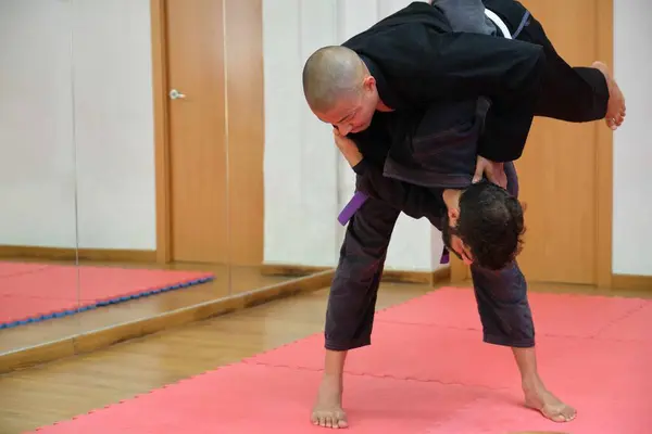 Dva Muži Cvičí Brazilský Zápas Jiu Jitsu Škole Trénink Bjj — Stock fotografie