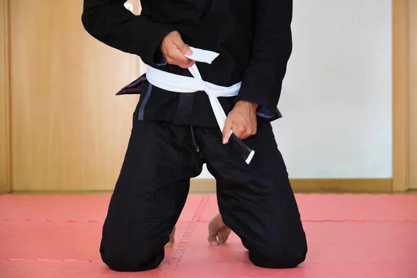 Tiro Cortado Homem Irreconhecível Amarrando Cinto Jiu Jitsu Brasileiro Branco — Fotografia de Stock