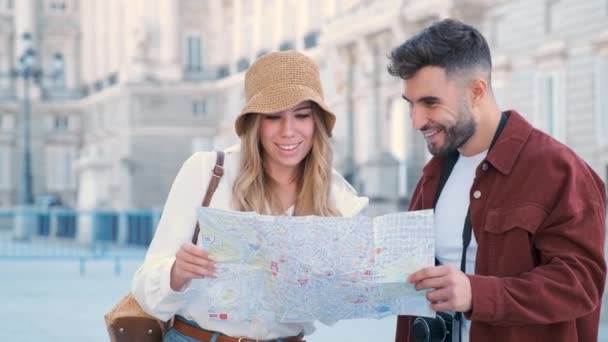 Молодая Кавказская Пара Ознакомьтесь Картой Подготовить Тур Посещения Мадрида Испания — стоковое видео