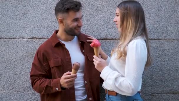Heureux Jeune Couple Caucasien Parler Manger Des Glaces Rue — Video